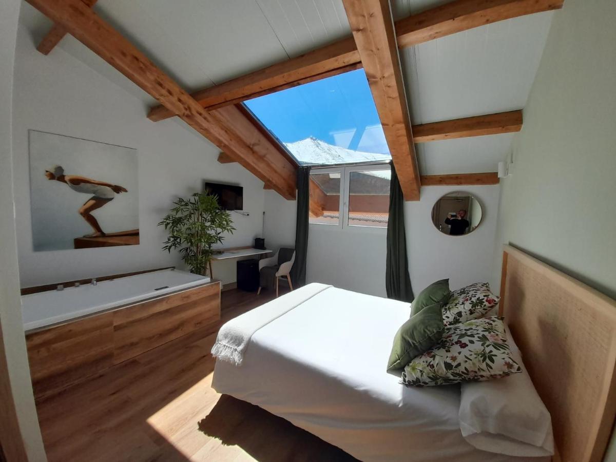 Hotel Camino De Las Estrellas Serranillos Kültér fotó