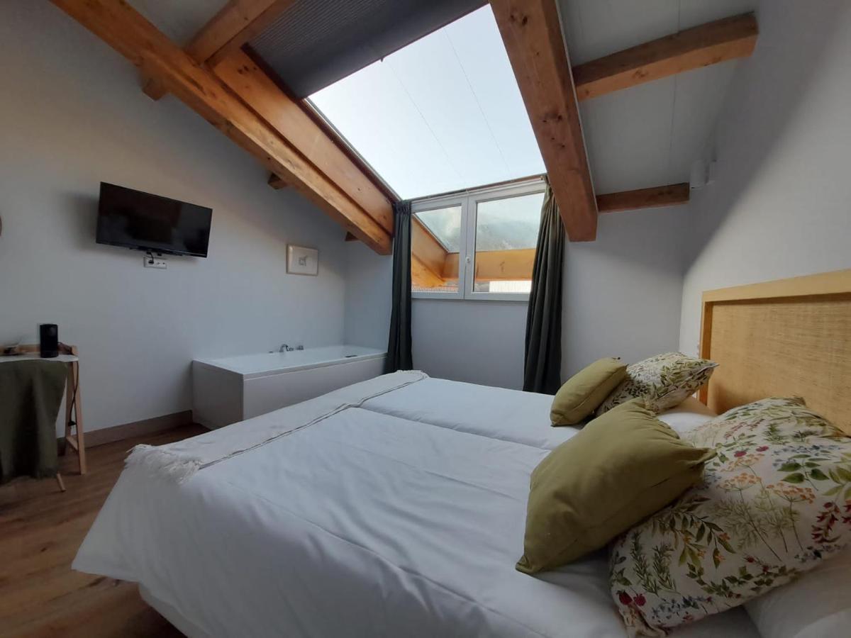 Hotel Camino De Las Estrellas Serranillos Kültér fotó