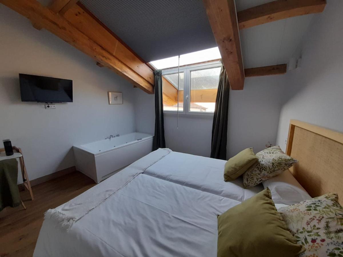 Hotel Camino De Las Estrellas Serranillos Kültér fotó